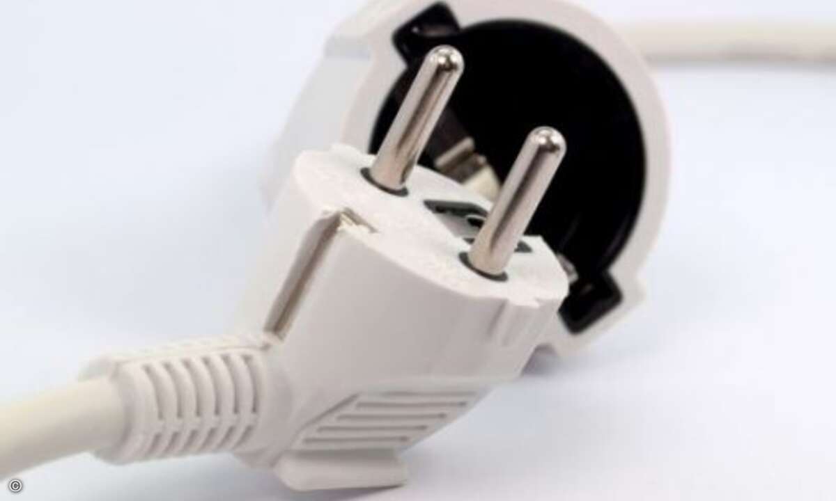 Stecker ziehen: Den Stecker zu ziehen, ist seit jeher ein probates Mittel, seine elektronischen Geräte zu schützen, doch in Unternehmen kann nicht bei jedem Gewitter der gesamte Betrieb lahmgelegt werden. Als Privatmann ist es daher ratsam, vor Urlau