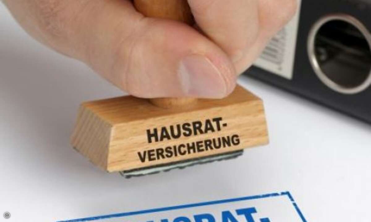 Hausratversicherung prüfen: Deckt die Hausratversicherung Blitz- und Überspannungsschäden ab, sind Schäden am Gerät versichert. Viele Versicherungen klammern diesen Bereich aber aus oder kommen nur für Schäden auf, wenn der Blitz direkt in das Haus e