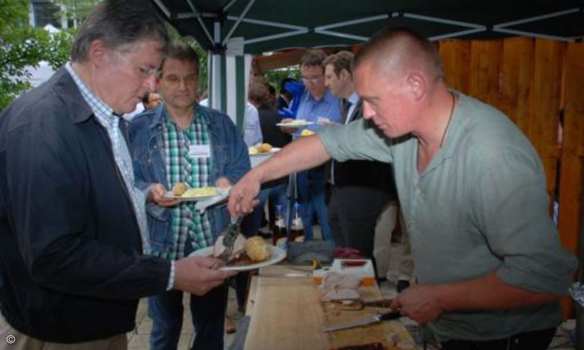 Die Schlange ist lang. (Foto: CRN)