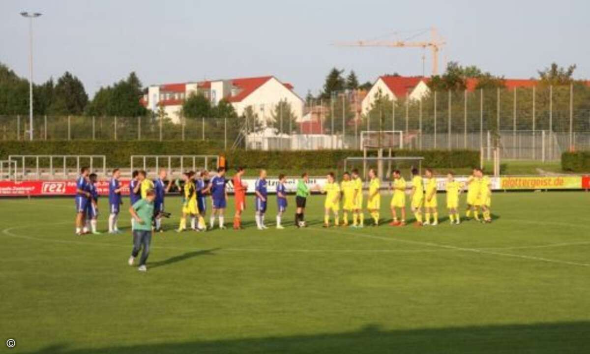 Die Spieler begrüßen sich auf dem Feld. (Foto: CRN)