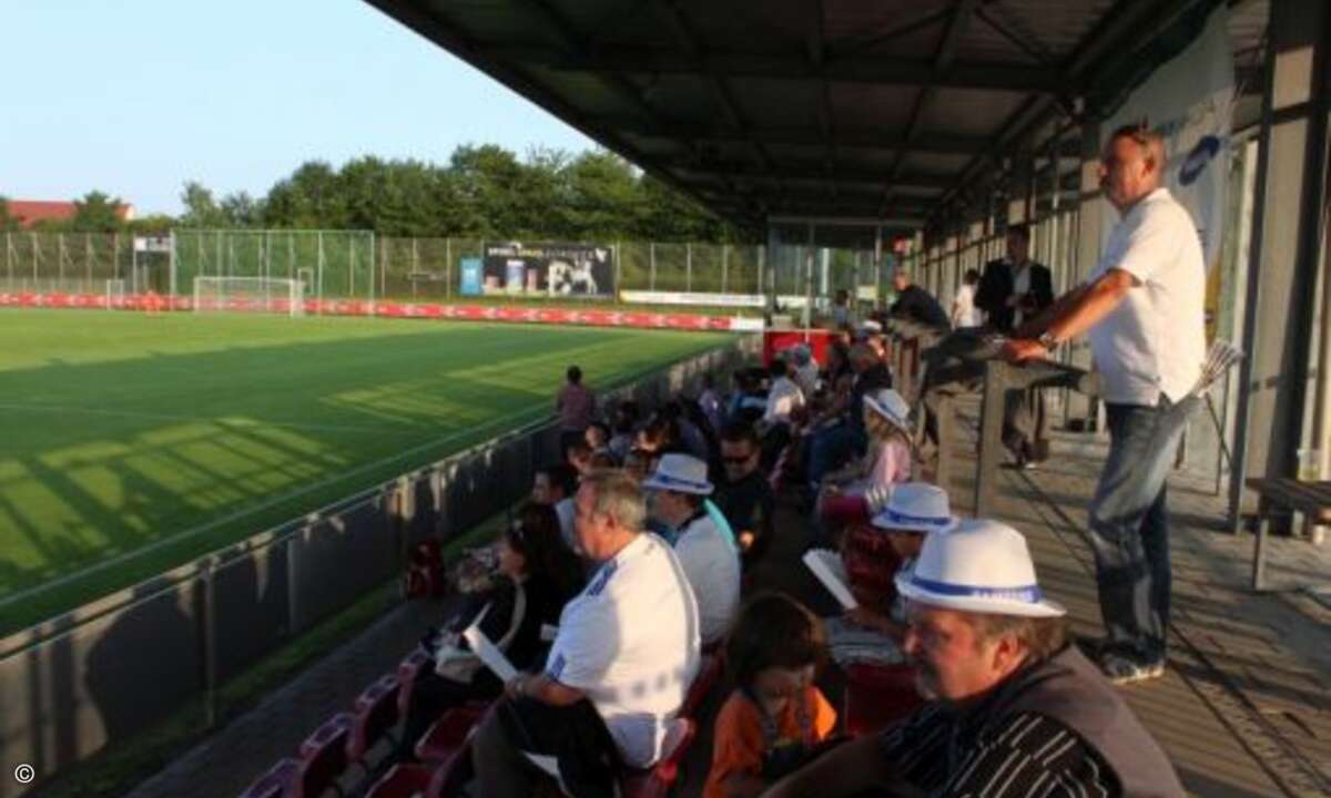 Das Publikum fiebert dem Anpfiff entgegen. (Foto: CRN)
