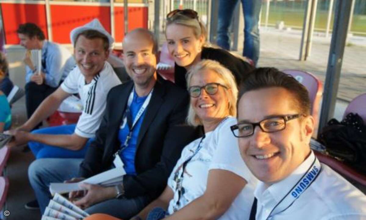 Warten gespannt auf das Spiel: Eric Weis (funkschau), Matthäus Hose (Verlagsleiter WEKA FACHMEDIEN), Sabrina Gottwald (funkschau), Anja Dyckerhoff (Tech Data) und Marc Adelberg (CRN). (Foto: CRN)
