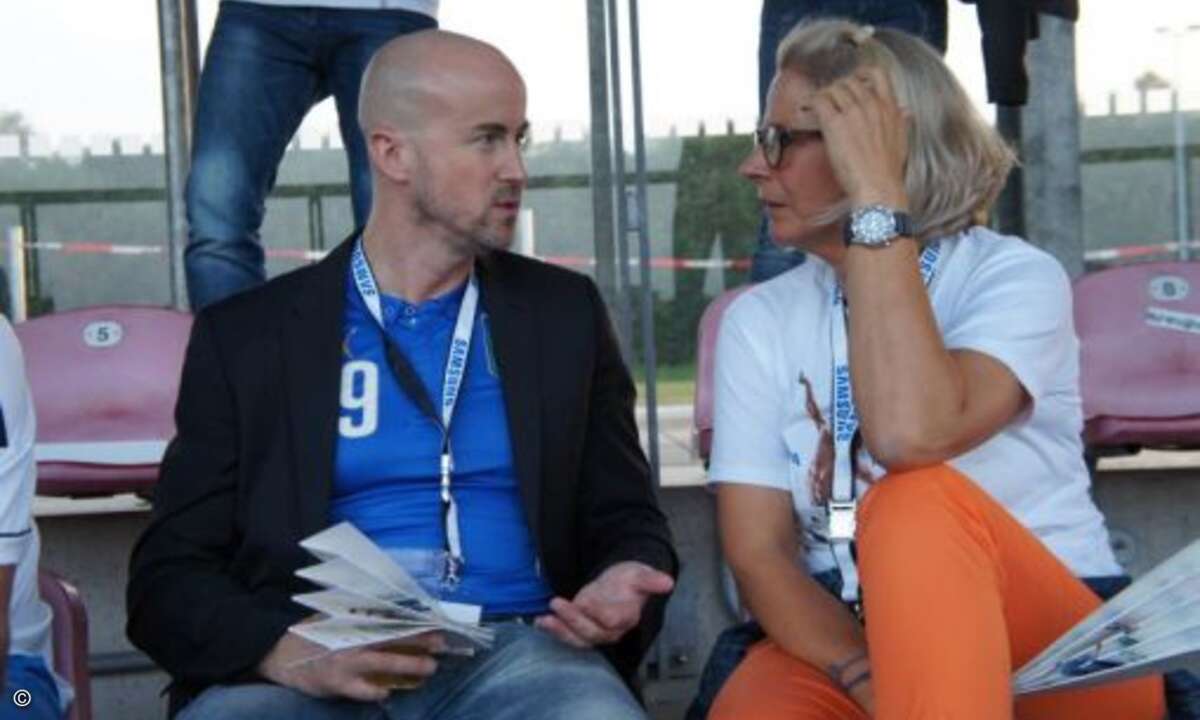 Matthäus Hose (Verlagsleiter WEKA FACHMEDIEN) diskutiert mit Anja Dyckerhoff (Tech Data)über die Abseitsentscheidung. (Foto: CRN)