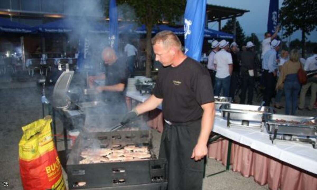 Der Grill-Rost ist gut gefüllt. (Foto: CRN)