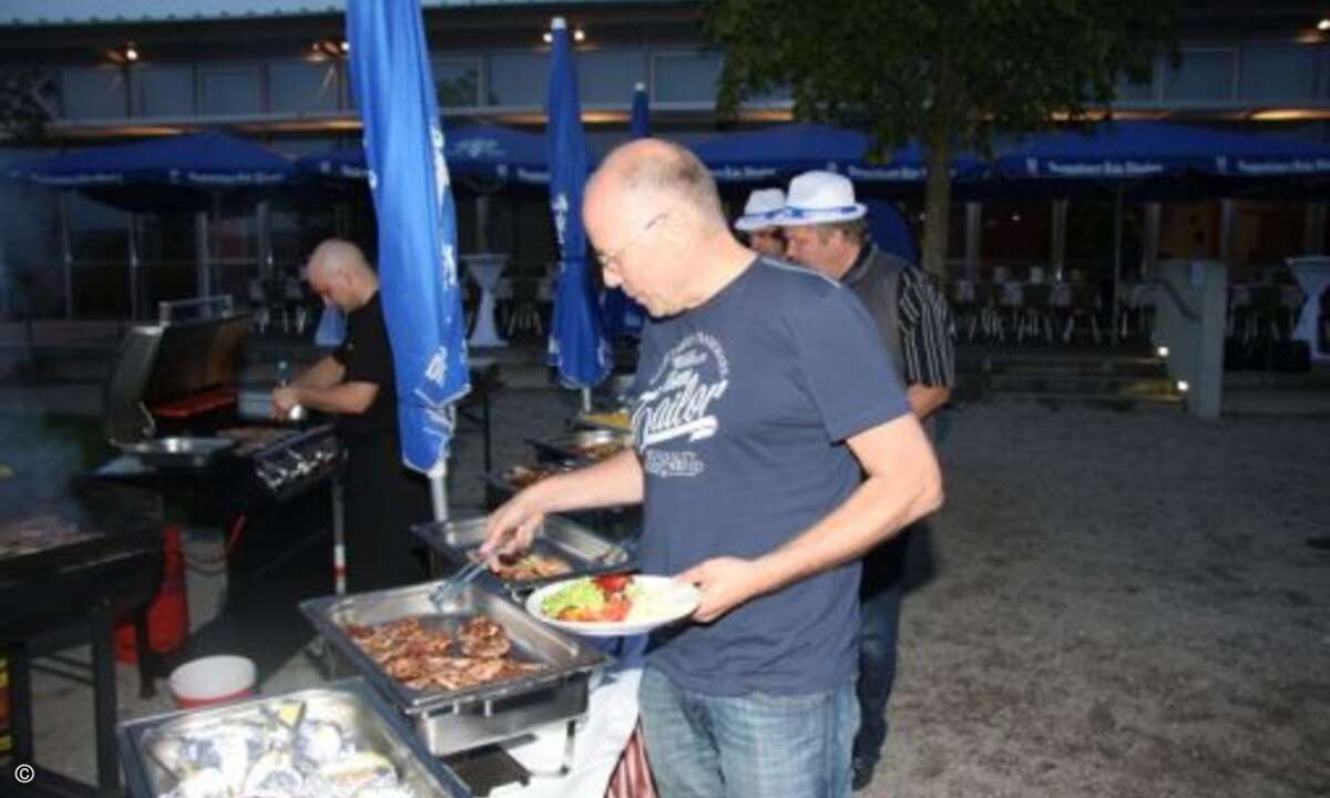 Die Teller werden gefüllt. (Foto: CRN)
