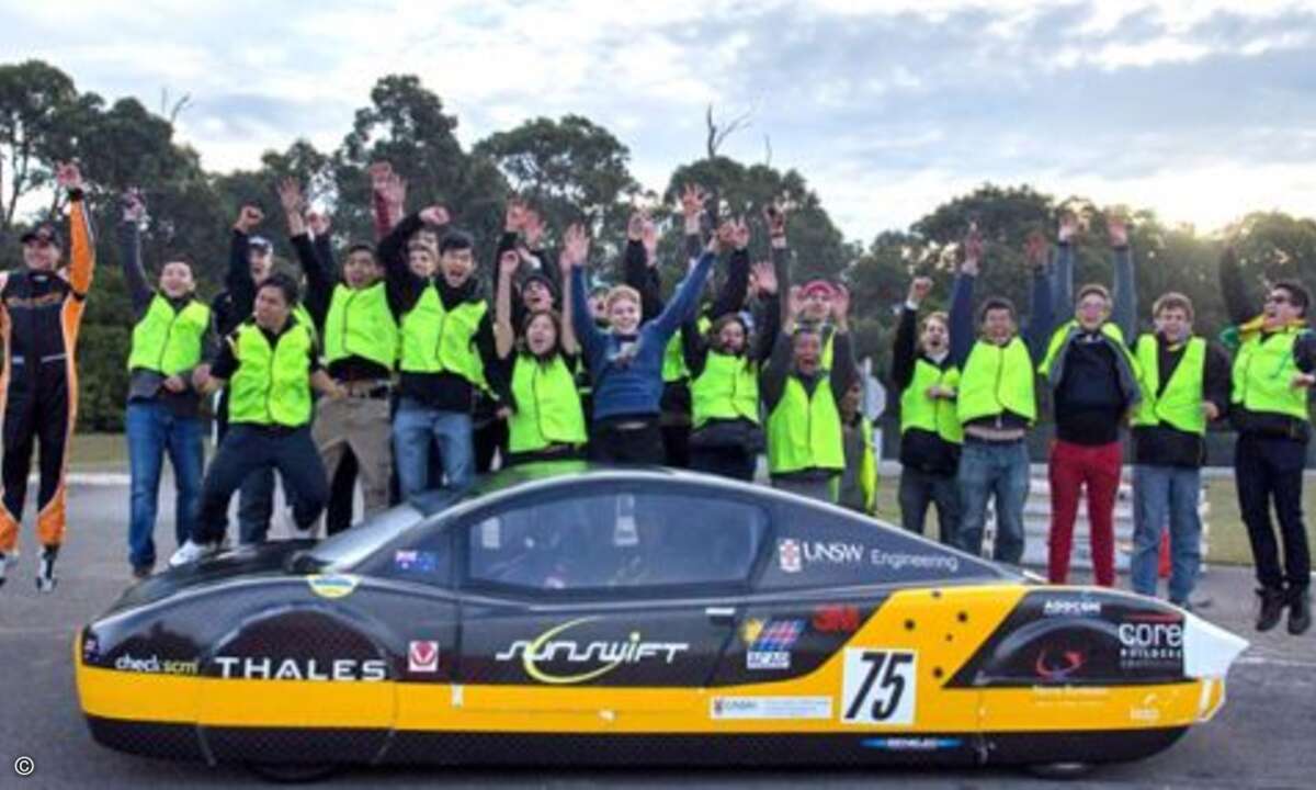 ...machten die Studenten von der University of New South Wales (UNSW) Luftsprünge. Mit 107 Stundenkilometern ist ihr Rennwagen das schnellste Langstrecken-Elektroauto der Welt. Nun warten sie darauf, dass der Automobilverband FIA das bestätigt.  (Fot