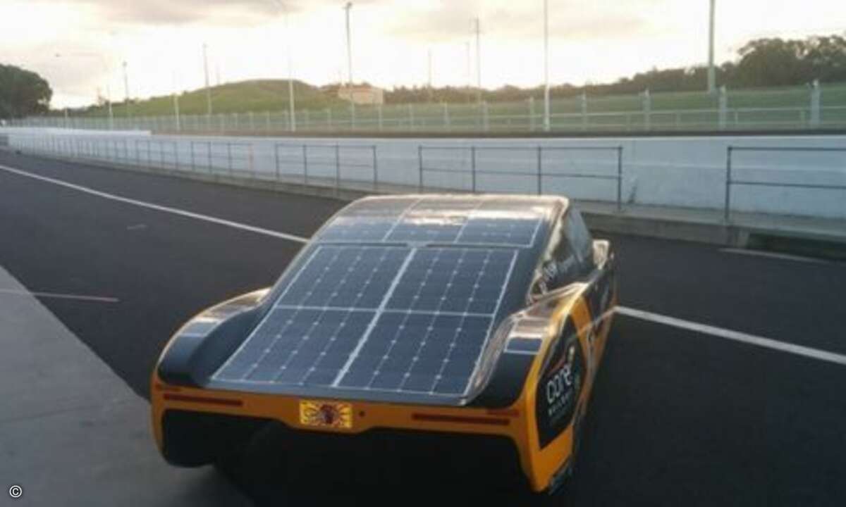 Die Rekordfahrt gelang im fünften Prototypen des Teams. Er wiegt lediglich 300 kg. Das Auto verfügt zwar über Solarpanels, die bei Sonnenschein eine Energie von 800 Watt aufbringen. Doch für den Weltrekord mussten die Module abgeschaltet werden - sch