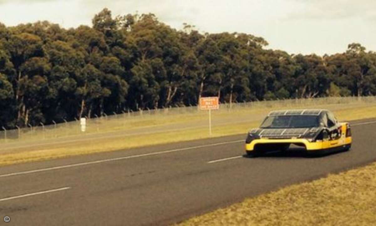 Bei Testfahrten erreichte das Solarfahrzeug eVe eine Endgeschwindigkeit von 132 km/h. Auf der Rekordfahrt wurden pro 100 km nur 50 Dollar-Cents an Stromkosten verursacht. (Foto: Sunswift Solar Racing Team)