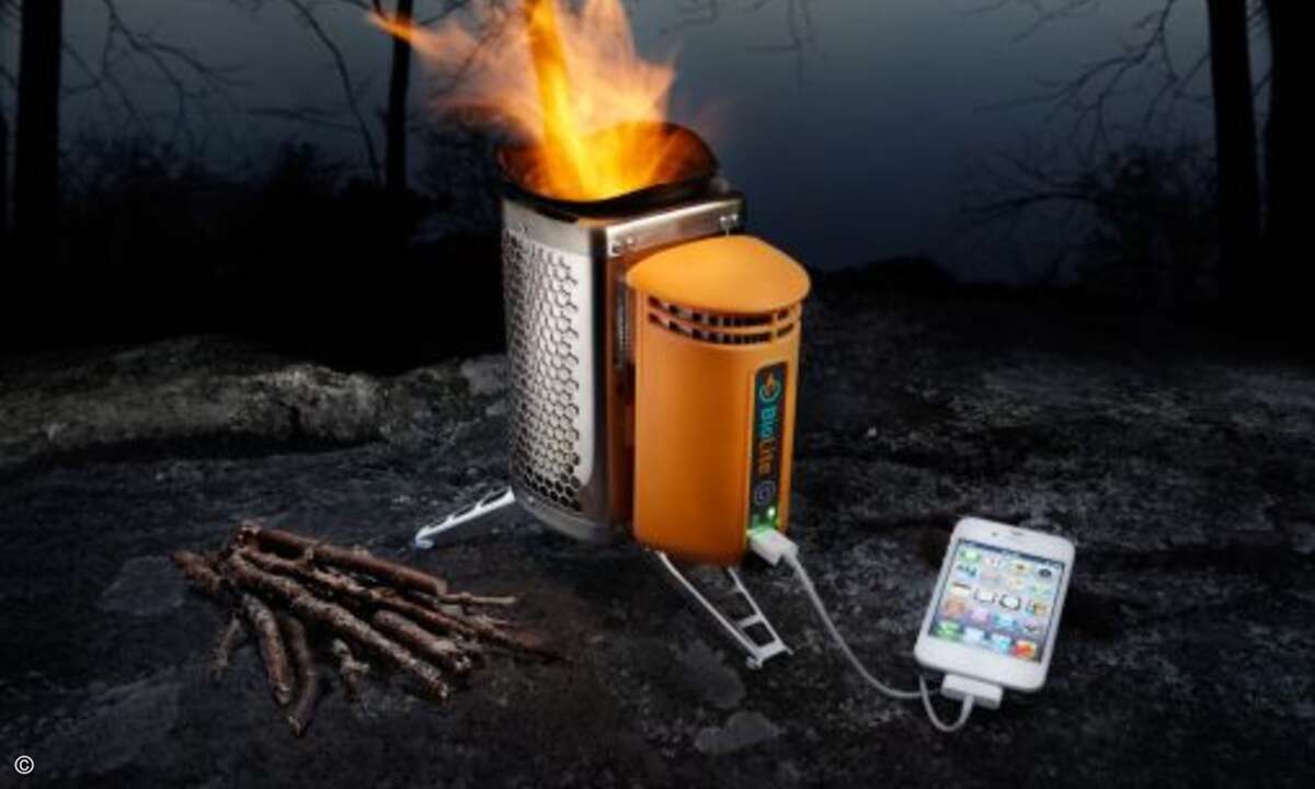 So kommen Lagerfeuer und Ladestation zusammen. (Foto: BioLite)