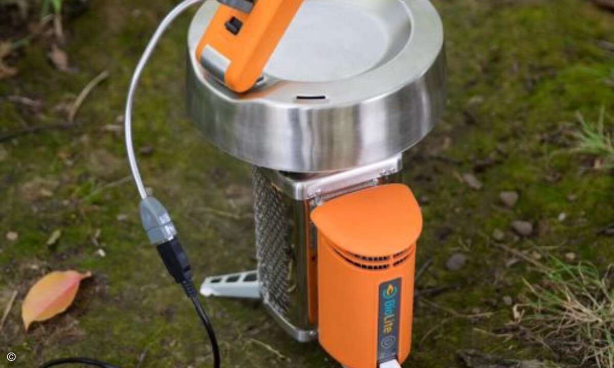 Die Kombination beider Kocher liefert eine veritable Stromversorgung für jedes Dschungel-Camp. (Foto: BioLite)