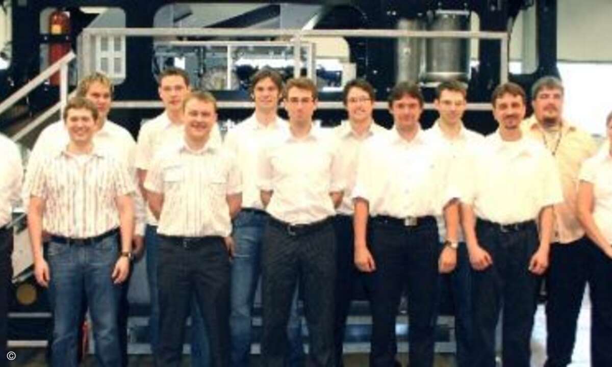 Das 15-köpfige Entwicklungsteam, bestehend aus Experten der Fachbereiche Mechanik, Elektronik und Softwareentwicklung, arbeitete parallel an der Mechanik Konstruktion mit der Auslegung der Tragstrukturen, am Antrieb und den erforderlichen Antriebslei