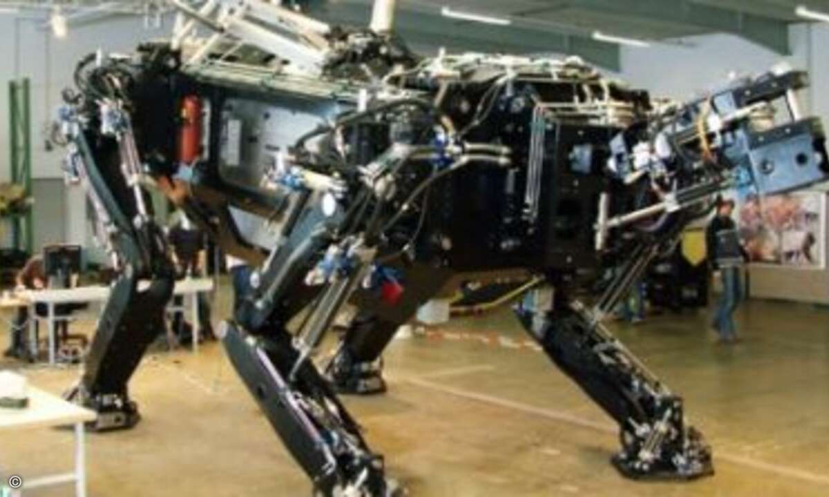 Zu den elektronischen Highlights des Tradinno zählen die Eigenentwicklung der Hard- und Software von neun modular aufgebauten Steuergeräten. Diese beinhalten jeweils zwei Prozessoren, den für die Regelung und Steuerung zuständigen DSP (Digital Signal