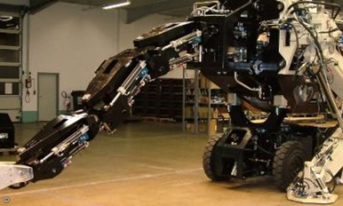Um dem Schreitroboter im Volksschauspiel seine lebensecht anmutenden Bewegungen zu ermöglichen, erfolgt die bidirektionale Funk-Datenübertragung über vier eigenentwickelte Bedieneinheiten. Hier im Bild zu sehen ist die Fertigstellung des Drachenschwa