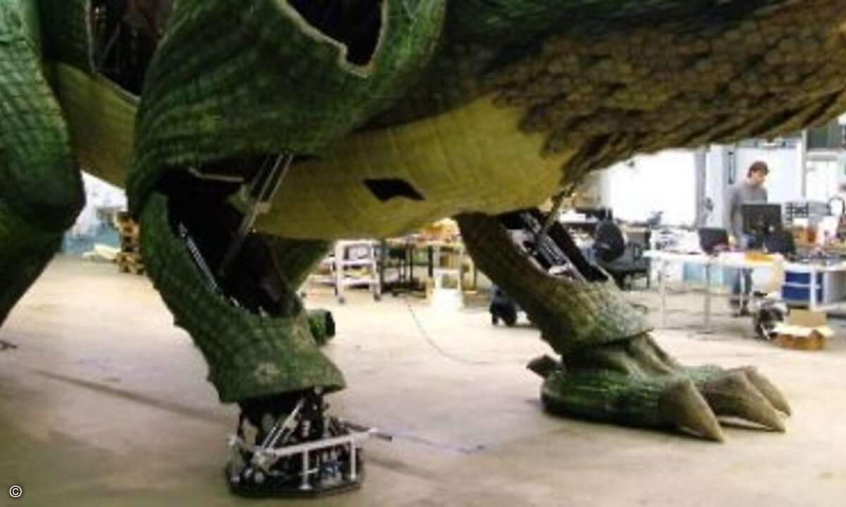 Mechanisches Innenleben und verkleideter Fuß mit Krallen. (Foto: Zollner Elektronik)
