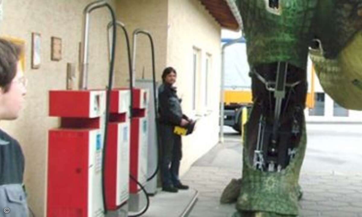 Der erste Hofgang: Der neue Drache versorgt sich zum ersten Mal selbst an der Tankstelle. (Foto: Zollner Elektronik)
