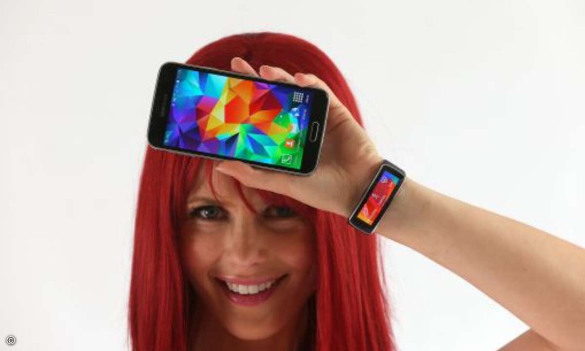 So bleibt Miss IFA stets erreichbar und fit wie ein Turnschuh: Samsung Galaxy S5 und Gear Fit (Foto: IFA)