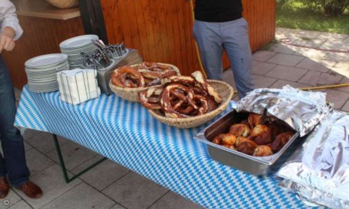 Neben Steckerlfisch gab es auch Hendl und Brezn für die hungrigen Gäste. (Foto: WEKA FACHMEDIEN)