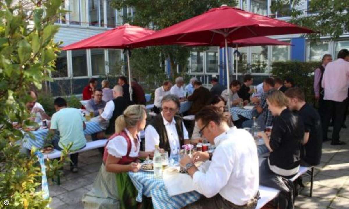 Angeregte Gespräche im Biergarten der WEKA FACHMEDIEN. (Foto: WEKA FACHMEDIEN)