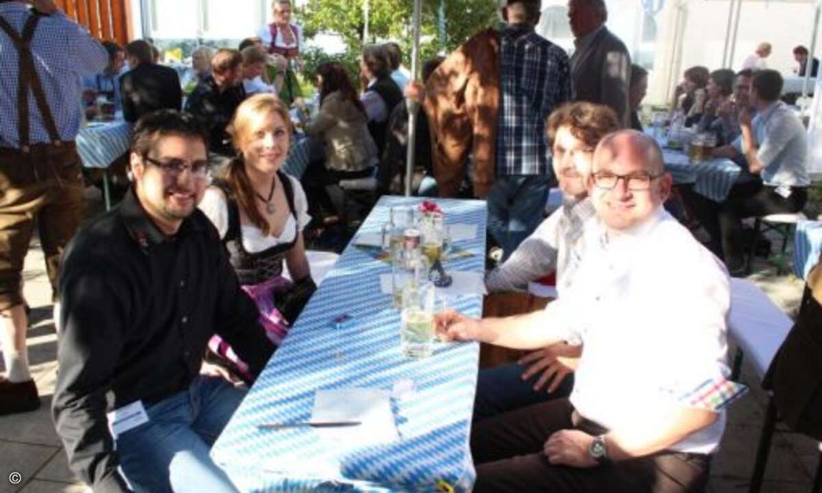 Mario Iglhaut von Ites (von rechts), Martin Köthe von Viscardi, Sandra Huber (CRN) und Daniel Harrer von GDS genießen Wetter und Atmosphäre. (Foto: WEKA FACHMEDIEN)