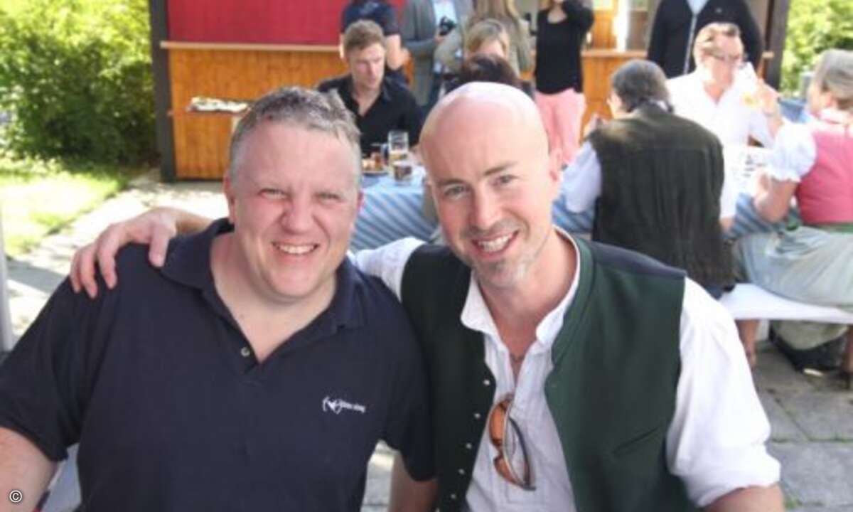 WEKA FACHMEDIEN Verlagsleiter Matthäus Hose (rechts) mit Bernd Büttner von bintec elmeg. (Foto: WEKA FACHMEDIEN)
