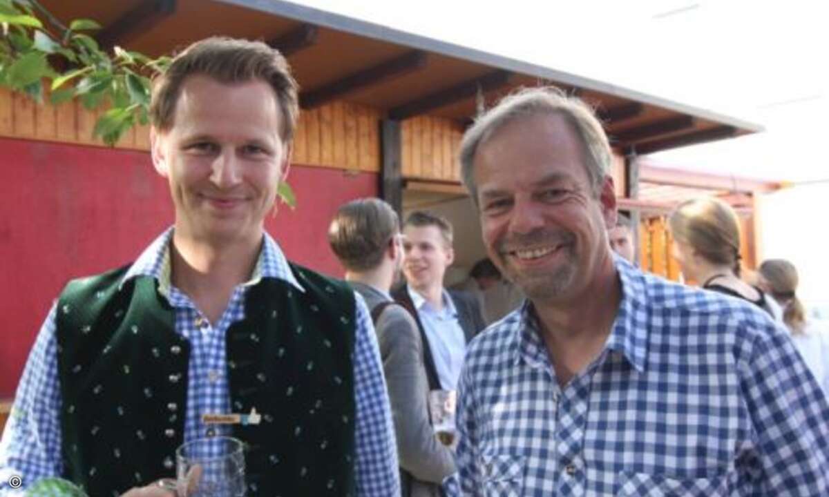 In Tracht: Eric Weis von der funkschau (links) und Werner Habicht (Avnet). (Foto: WEKA FACHMEDIEN)