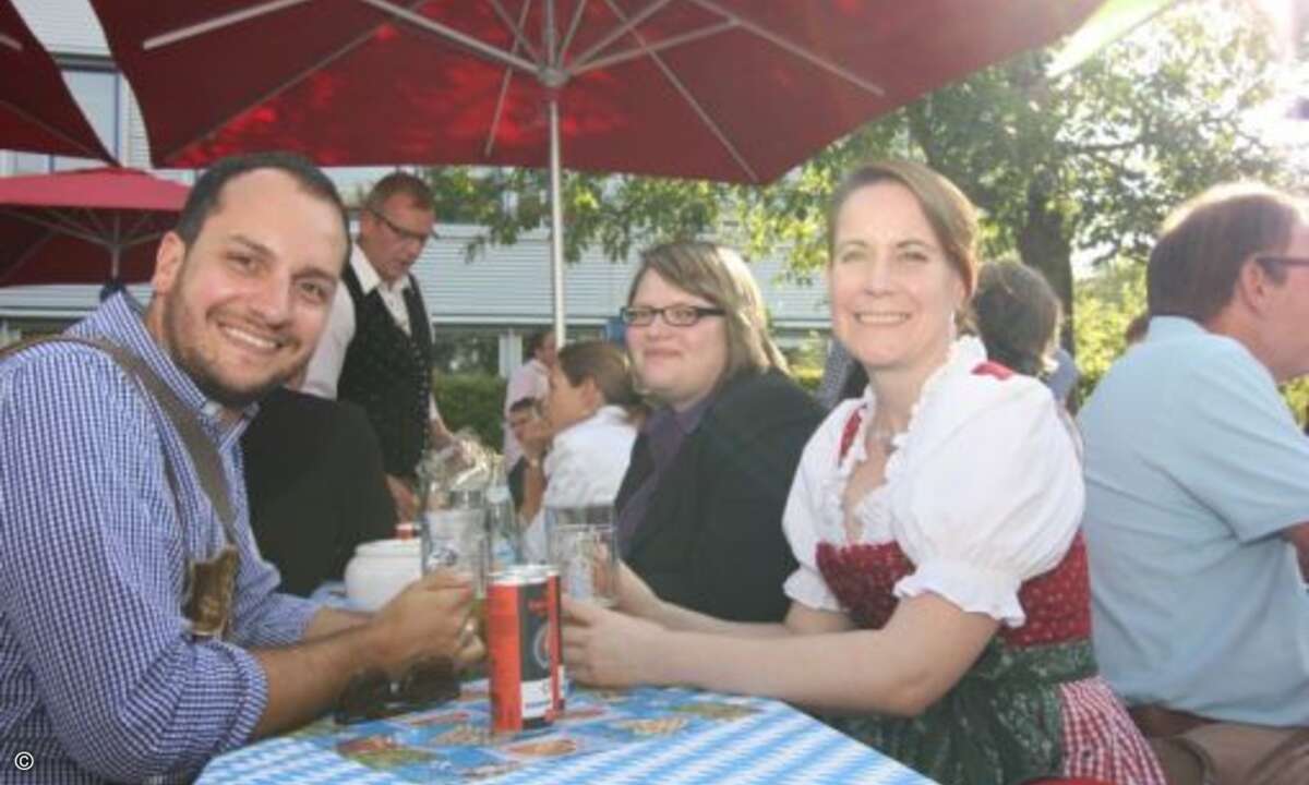 Christian Mokry von Rhode & Schwarz(von links), Diana Künstler (funkschau) und Katrin Wehle (Rohde & Schwarz). (Foto: WEKA FACHMEDIEN)