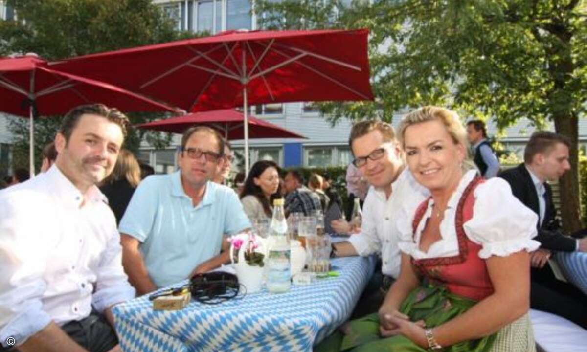Mario Bartnig (von links), Daniel Mauerhofer (beide WD), Marc Adelberg und Carolin Schlüter (beide CRN). (Foto: WEKA FACHMEDIEN)