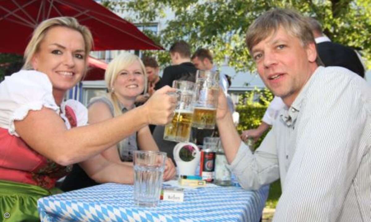Carolin Schlüter von der CRN (links) stößt mit Maik Wetzel von Eset an. Im Hintergrund Simone Herzog von Eset. (Foto: WEKA FACHMEDIEN)