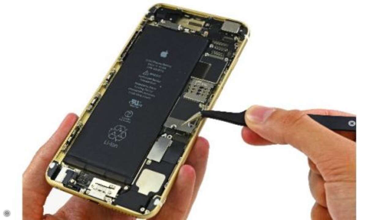 Der Akku liefert bei 3,82 V 2915 mAh, fast eine Verdoppelung gegenüber den 1560 mAh im iPhone 5S. (Foto: iFixit)