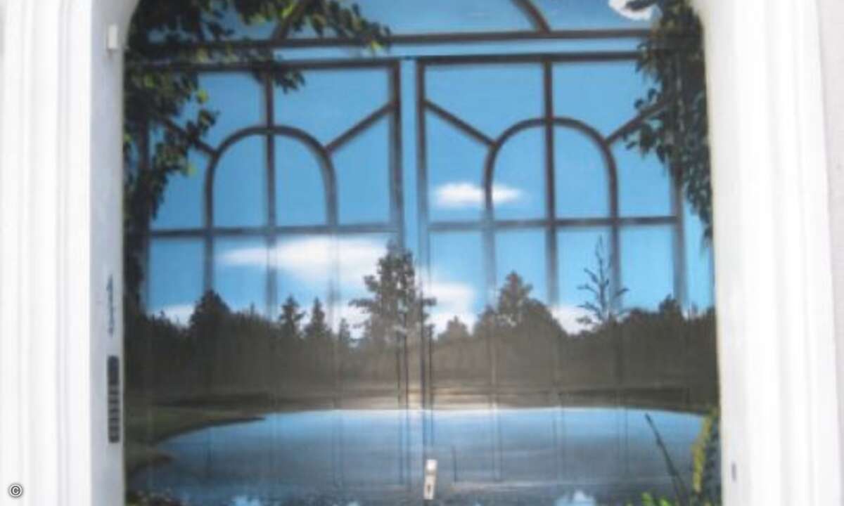 Meist verrät schon die Eingangstüre einiges über das Haus und seine Bewohner. Hier ist also wahrscheinlich mit Elben und Hobbits zu rechnen. (Bild: Screenshot, terriblerealestateagentphotos.com)