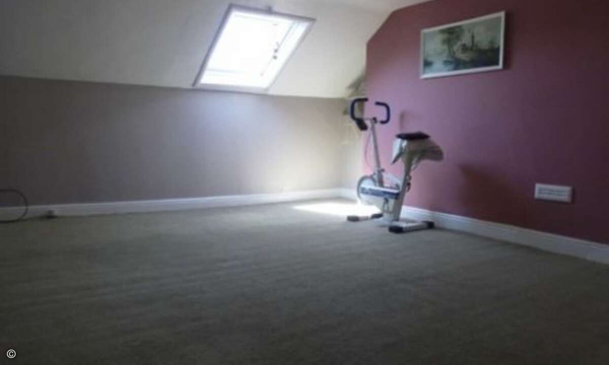 Wer hier aufwacht, kann mit etwas Glück jeden Morgen das Licht am Ende des Zimmers sehen - und sich so motiviert gleich ins Fitnessprogramm stürzen. (Bild: Screenshot, terriblerealestateagentphotos.com)