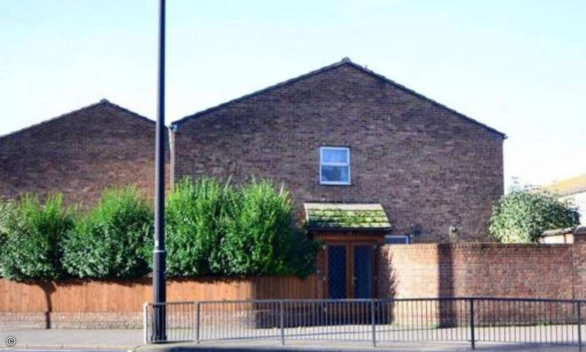 Dieses Haus wurde extra so gebaut, dass Spione mit Drohnen oder Google mit seinen Kameraautos kaum eine Chance haben, durch ein Fenster zu spähen. (Bild: Screenshot, terriblerealestateagentphotos.com)