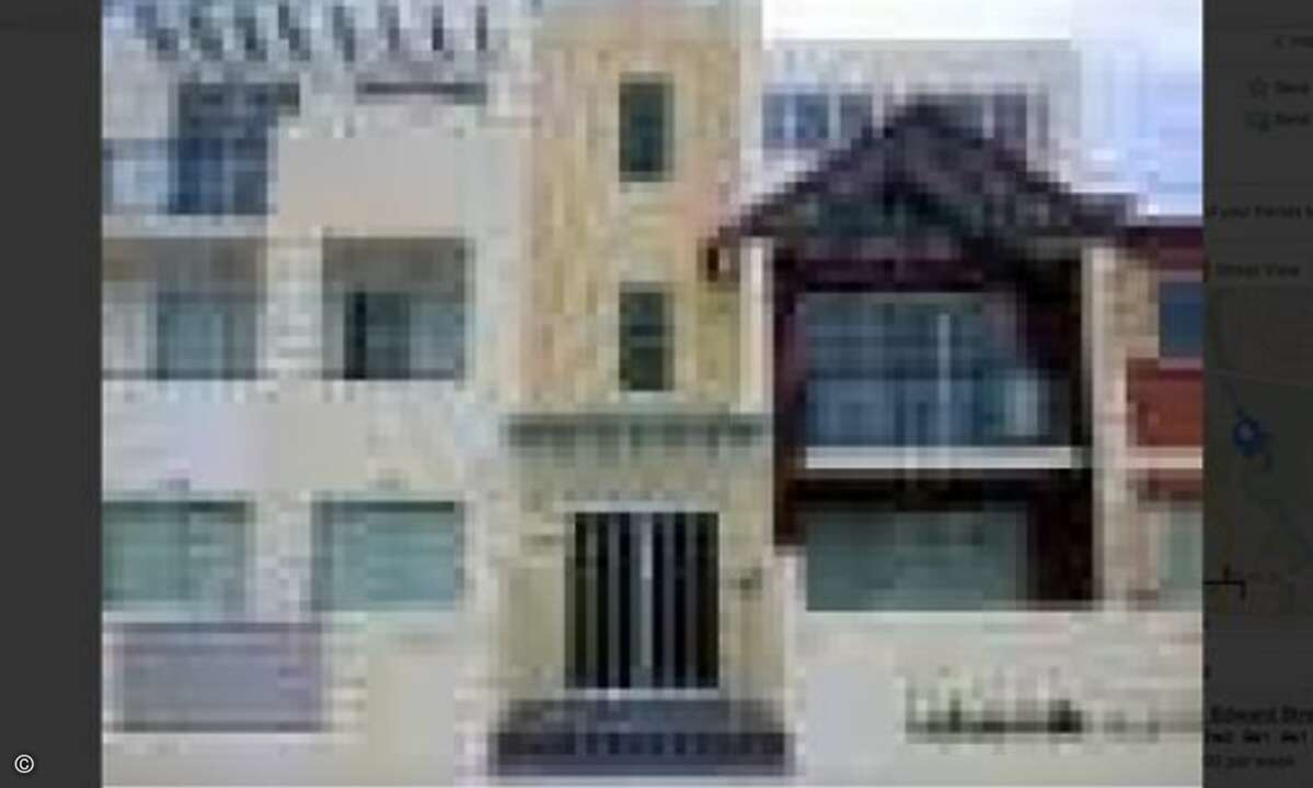 Andere Makler wiederum bedienen sich im technischen Fundus Googles und pixeln das Objekt gleich selbst aus. (Bild: Screenshot, terriblerealestateagentphotos.com)