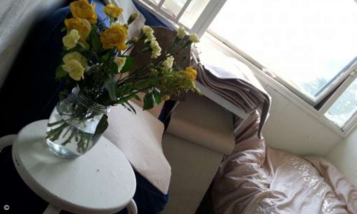 Alternativ zum Photoshop hilft es oft auch, einfach einen netten Strauß Blumen ins Zimmer zu stellen - und schon sieht der ganze viel freundlicher aus und das Auge des Interessenten wird vom Chaos im Hintergrund abgelenkt. (Bild: Screenshot, terrible