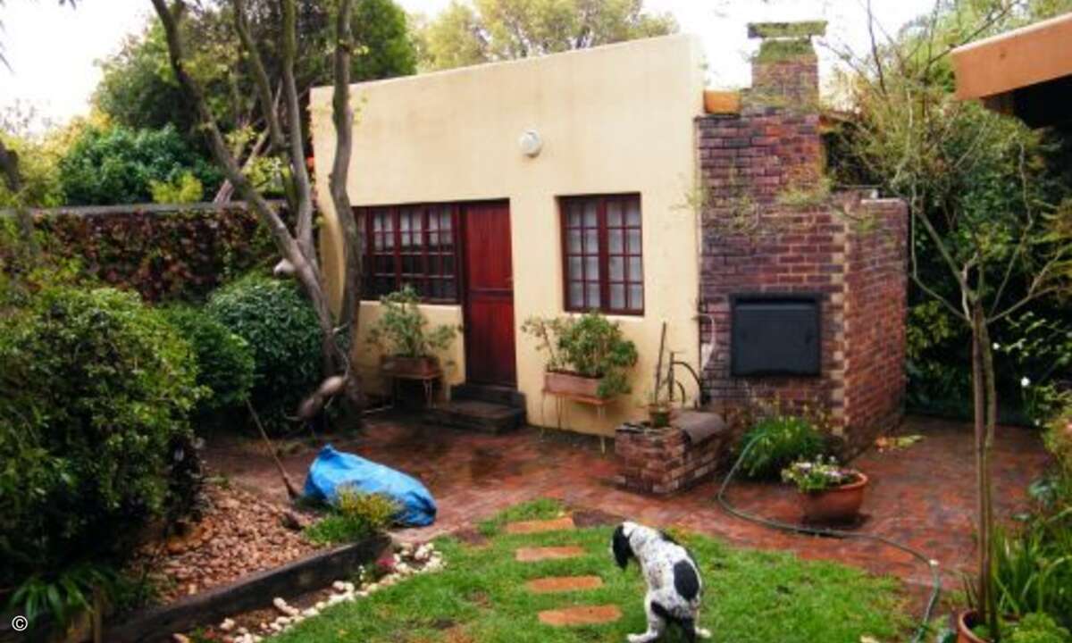 Überhaupt sind kuschelige Haustiere ein probates Mittel, um die Bilder positiv aufzuladen - wenn sie nicht gerade unbedingt ihr Geschäft verrichten. (Bild: Screenshot, terriblerealestateagentphotos.com)