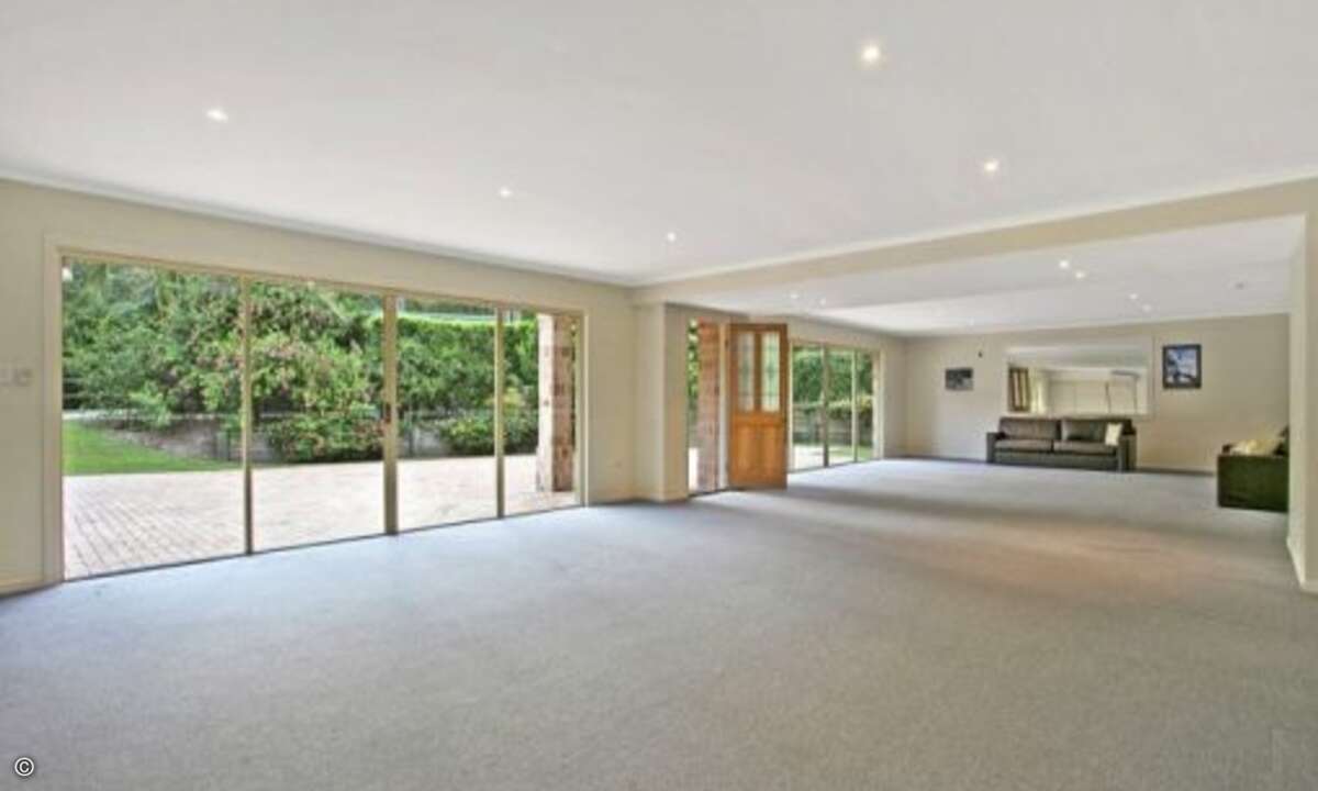 Und hier die gegenteilige Technik: Das Zimmer wirkt so groß, dass man besser noch vor Sonnenuntergang loslaufen sollte, wenn man sich abends aufs Sofa legen will. (Bild: Screenshot, terriblerealestateagentphotos.com)