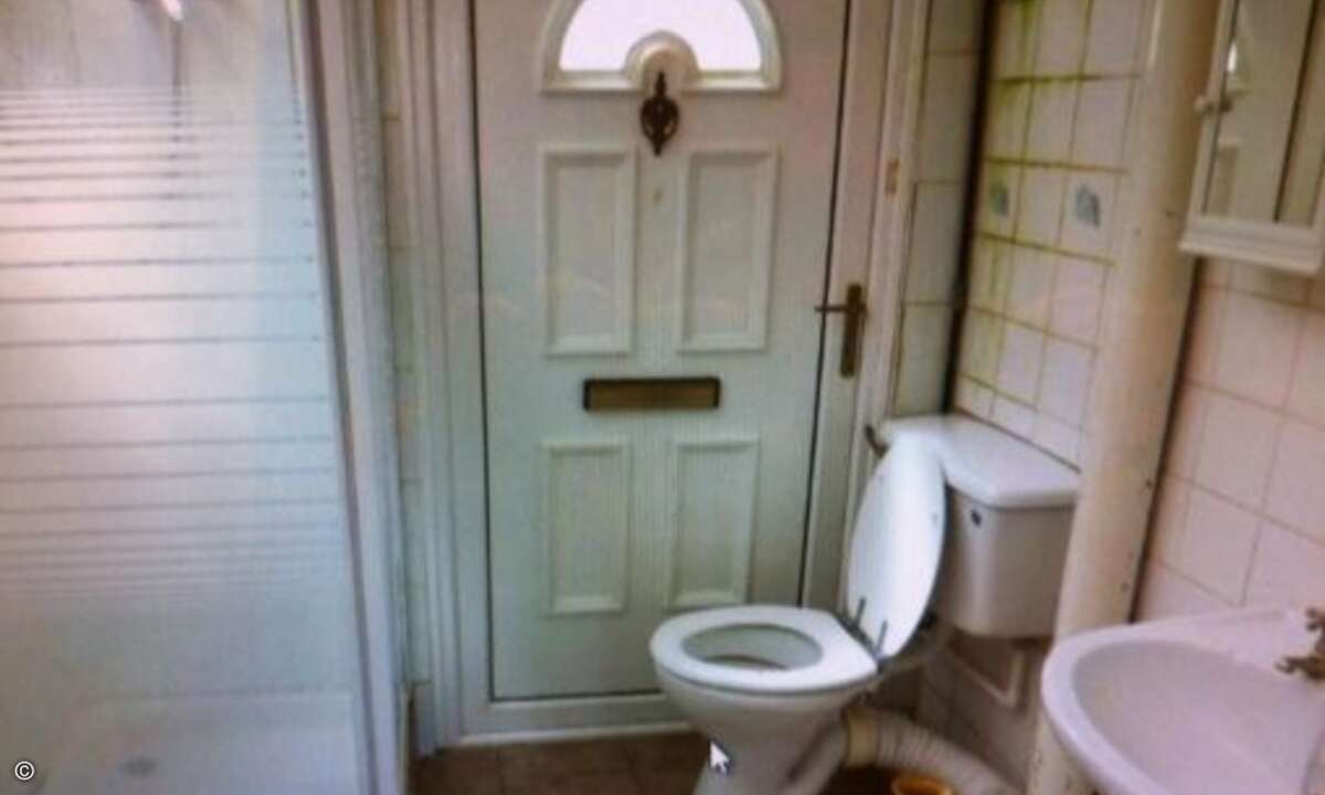 Der neueste Trend im Sanitärbereich sind Gästetoiletten mit eigener Eingangstür. Damit sich die Liebschaften morgends unbemerkt davon stehlen können. (Bild: Screenshot, terriblerealestateagentphotos.com)