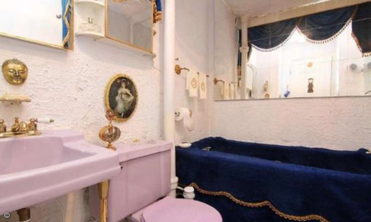 Dafür kann man sich die eigene Nasszelle dann nach dem Vorbild im Buckingham Palace einrichten. (Bild: Screenshot, terriblerealestateagentphotos.com)