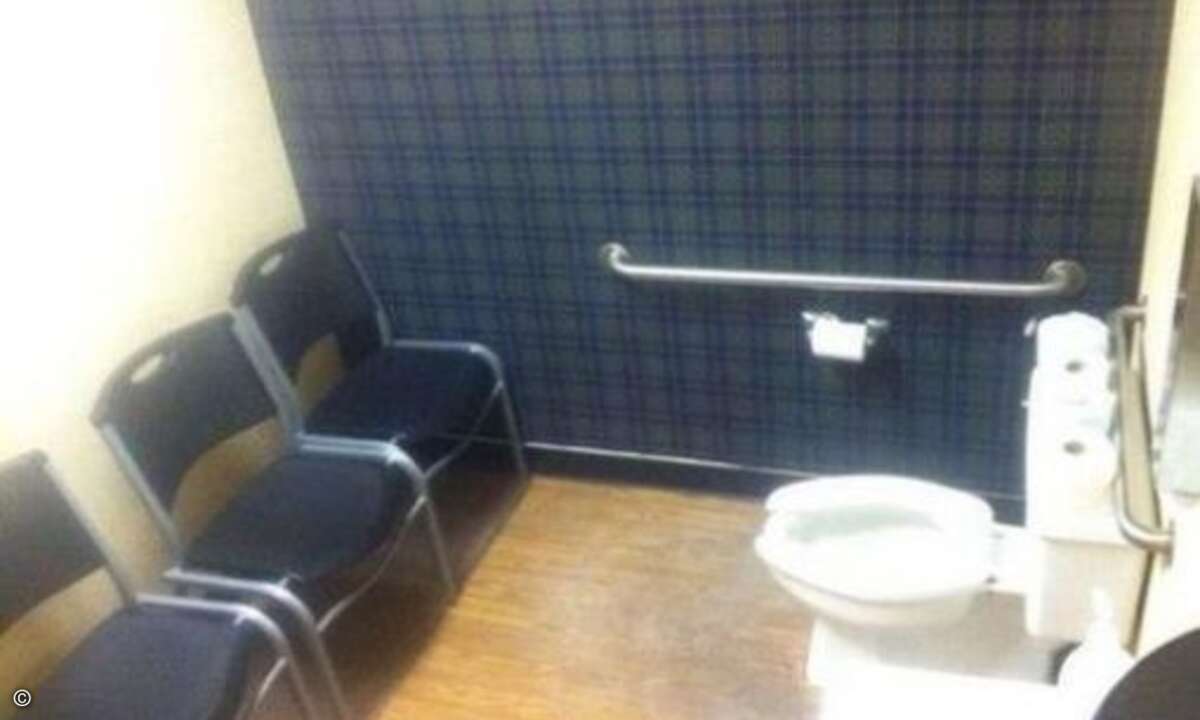 Wer es etwas geselliger mag, wird auf diesem WC sicher sein Glück finden. (Bild: Screenshot, terriblerealestateagentphotos.com)