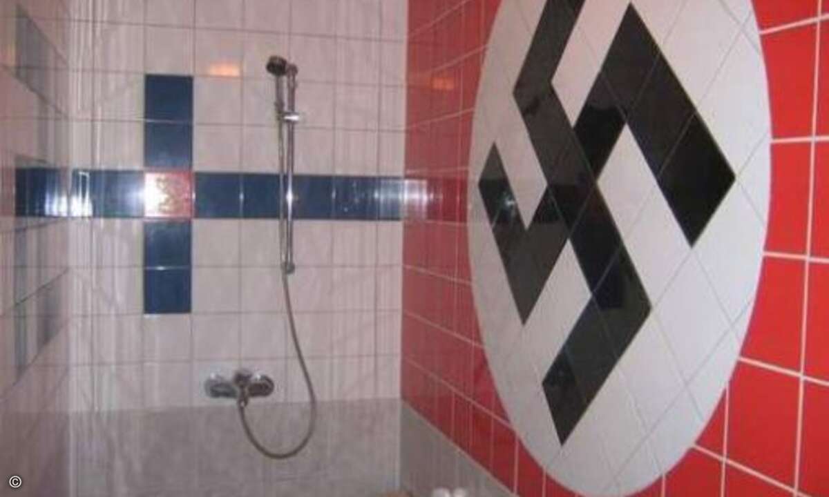 Weniger einladend und gesellig wirkt hingegen dieses Fließenmosaik aus Finnland. (Bild: Screenshot, terriblerealestateagentphotos.com)