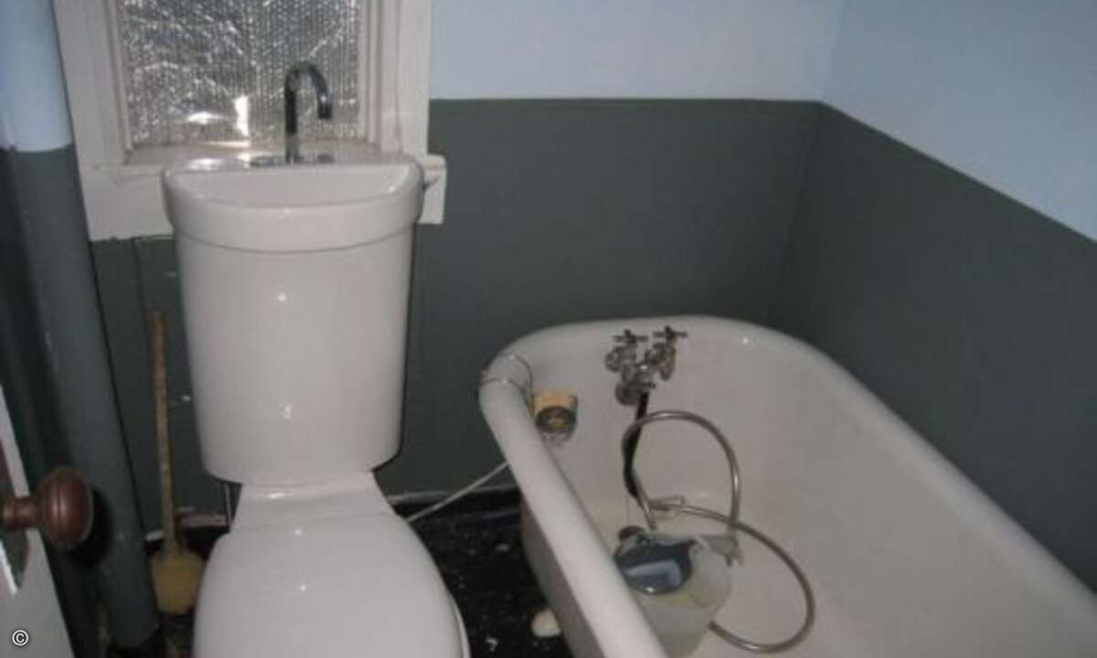 Ein weiteres Paradebeispiel für Raumwunder. Nochdazu ist es durch die doppelte Nutzung des Waschwassers auch ökologisch sehr wertvoll. (Bild: Screenshot, terriblerealestateagentphotos.com)