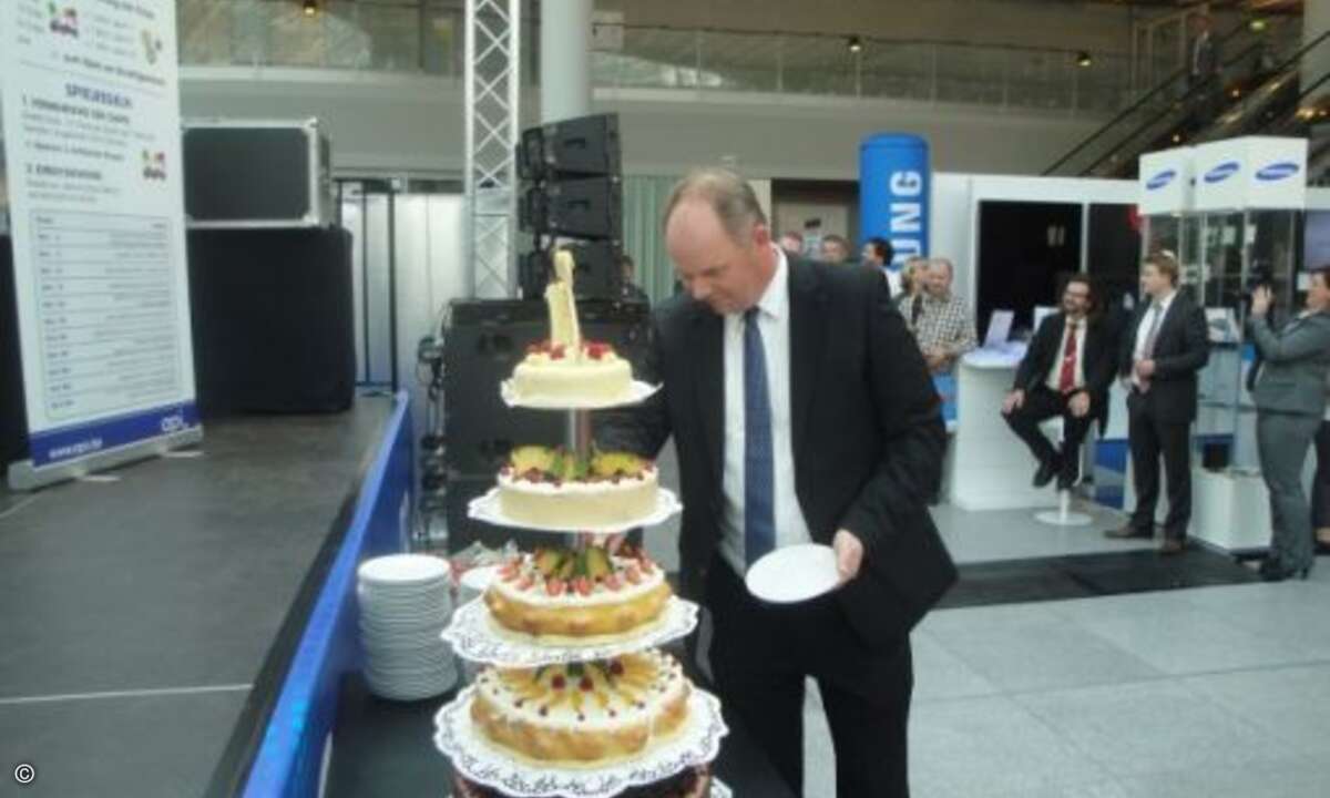 Der API-Chef Achim Heyne schneidet die Geburtstagstorte an (Bild: CRN)