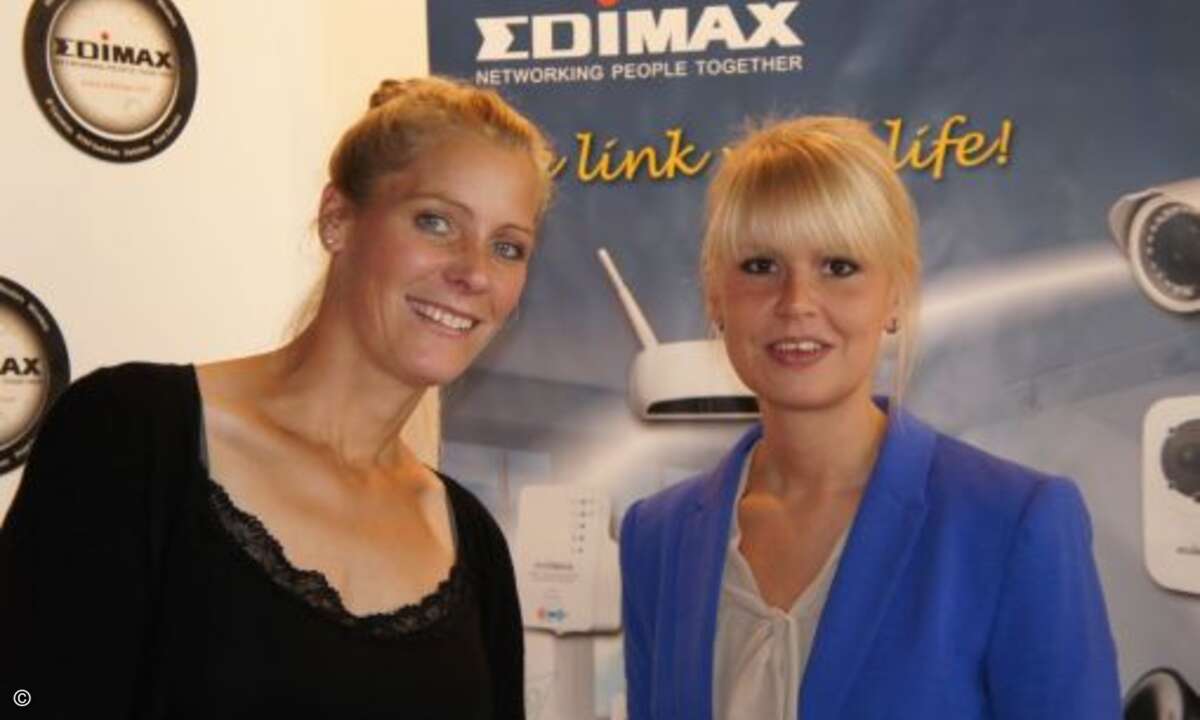 Sandra Hanel (CRN) und Carina Thomaßen (Edimax Technology Europe) (Bild: CRN)