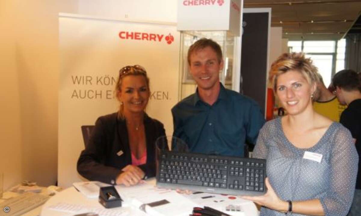 Matthias Völkl (Mitte) und Christine Rupprecht (rechts) von Cherry präsentieren Carolin Schlüter (CRN) die Tastatur Cherry K1000 mit abriebfester Laserbeschriftung (Bild: CRN)
