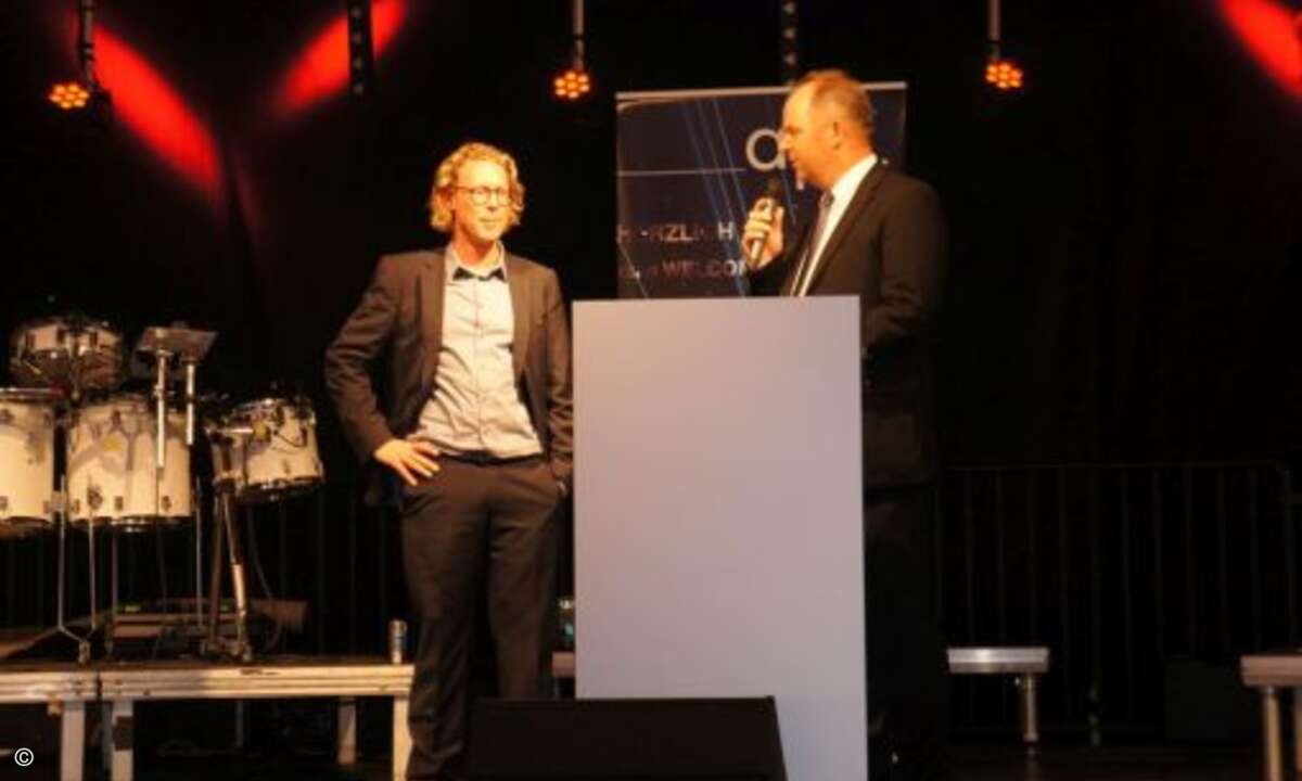 Verkündung auf der Bühne: Microsoft macht Api zum autorisierten Microsoft-Distributor für OEM und FPP (Bild: CRN)