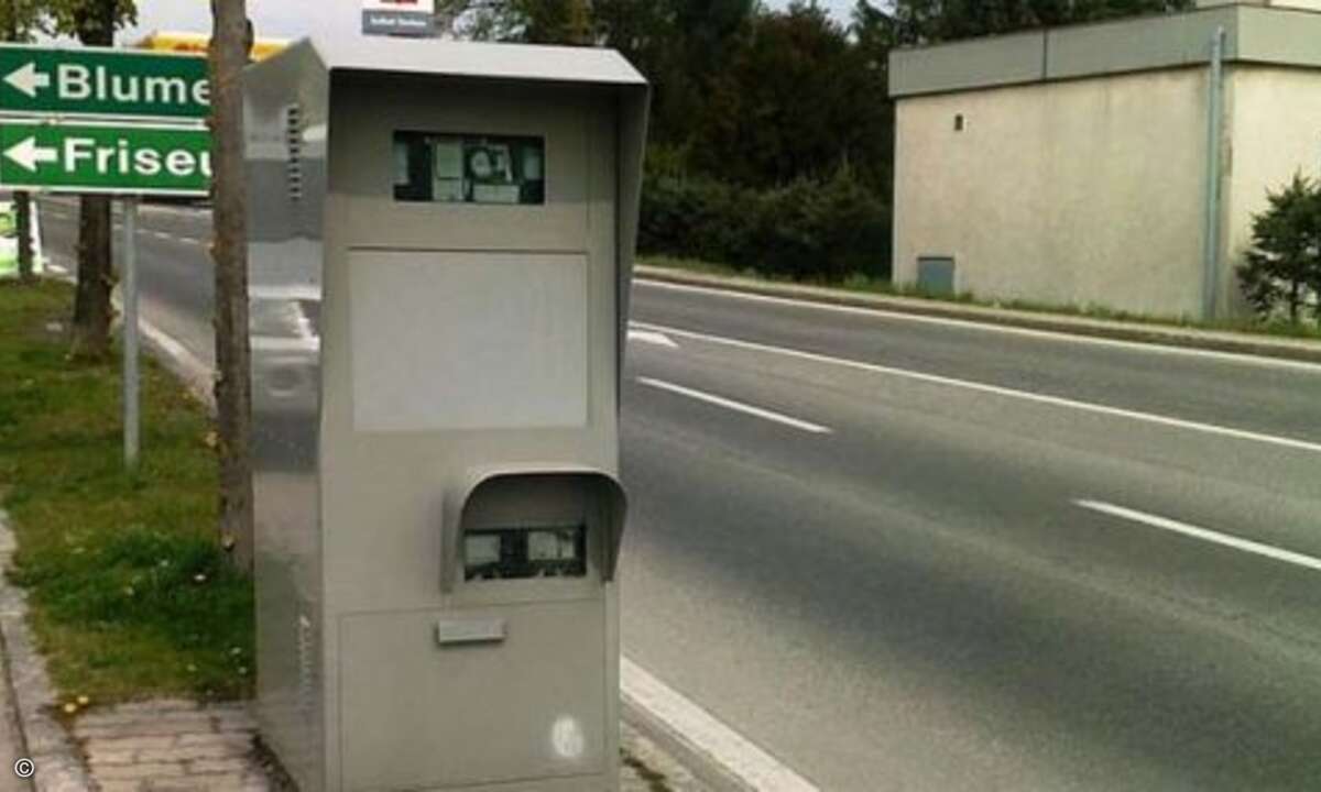 Stationäres Gerät zur Geschwindigkeitsüberwachung des Straßenverkehrs in Österreich. (Foto: Jackto)