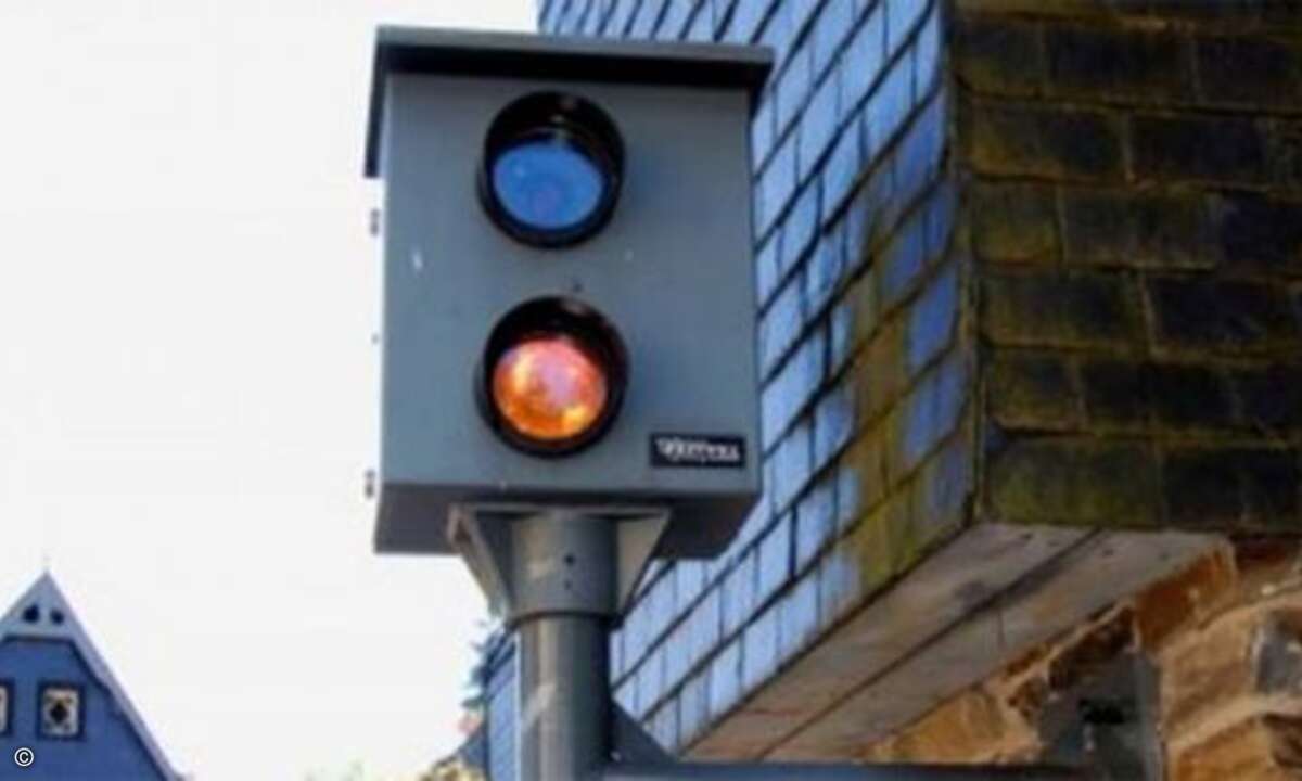 Rot-Ampel-Blitzer überwacht das Einhalten der Rotlicht-Phase. (Foto: Thomas_Max_Müller / Pixelio)