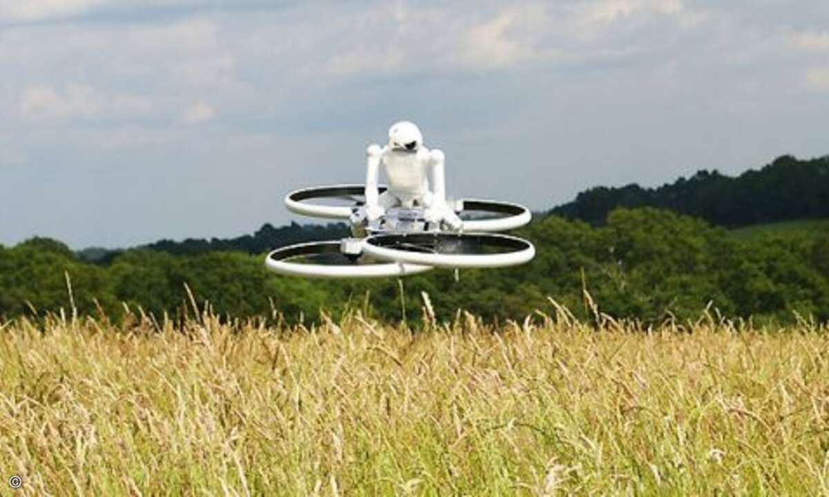 ... mit vier Rotoren. Der im Bild zu sehende Miniatur-Prototyp ist 1,15 Meter lang und wiegt 2,2 Kilogramm. Das Anfang September 2014 erfolgreich abgeschlossene Crowdfunding-Projekt soll die Entwicklung dieses Modells im Maßstab 1:3 vorantreiben. Die