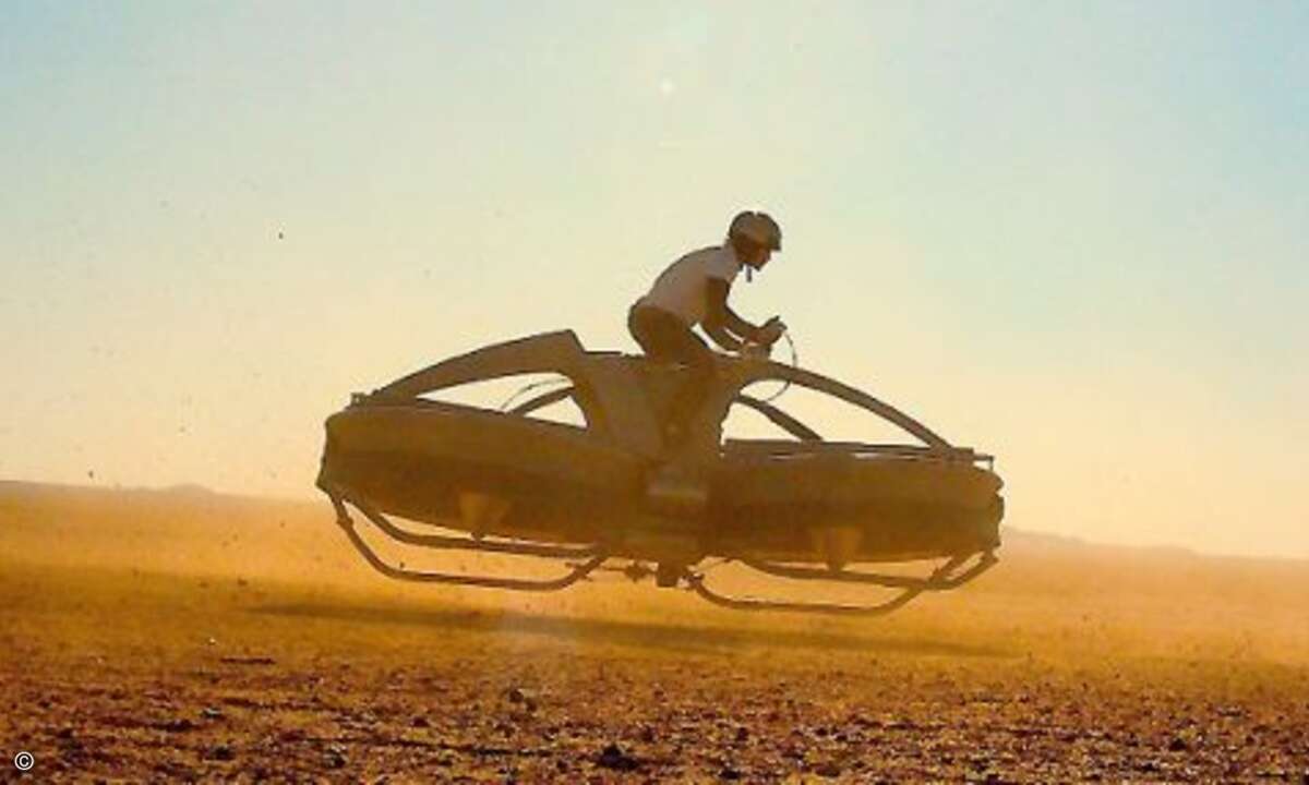 ... an ähnlichen Projekten, wie etwa das amerikanische Unternehmen Aerofox mit seinem Hoverbike 'Aero-X'. Doch ein einwandfrei funktionierendes und für den öffentlichen Verkehr zugelassenes, bemanntes Fluggerät ist bis heute nicht auf dem Markt. (Fot
