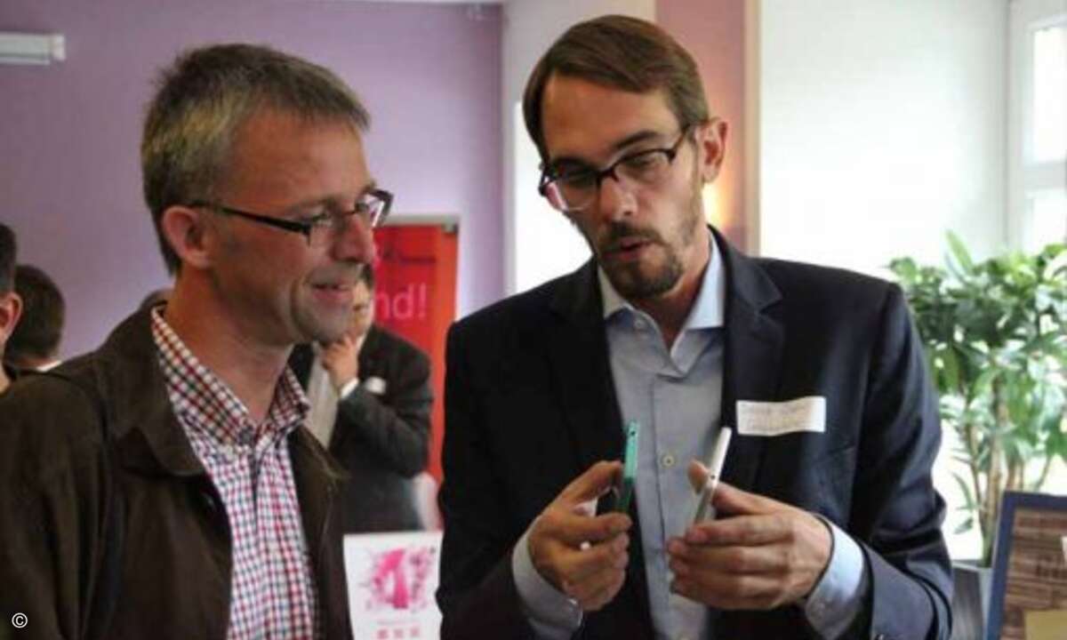 Dennis Clauw von Sony Mobile im Gespräch mit einem aetka-Fachhändler (Foto: aetka).